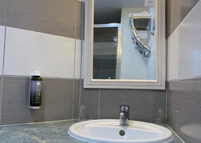 Hotell Contact Le Sud Montpellier Aeroport Parc Expo Arena